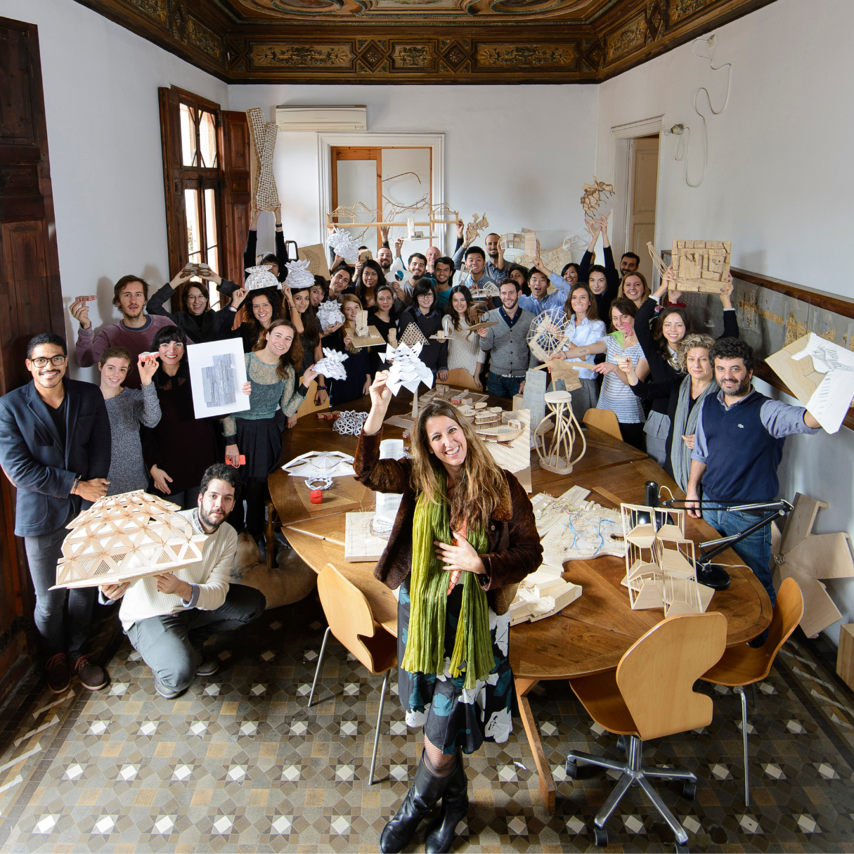 Benedetta Tagliabue junto con el equipo EMBT Architects en Miralles Foundation © Paolo Fassoli