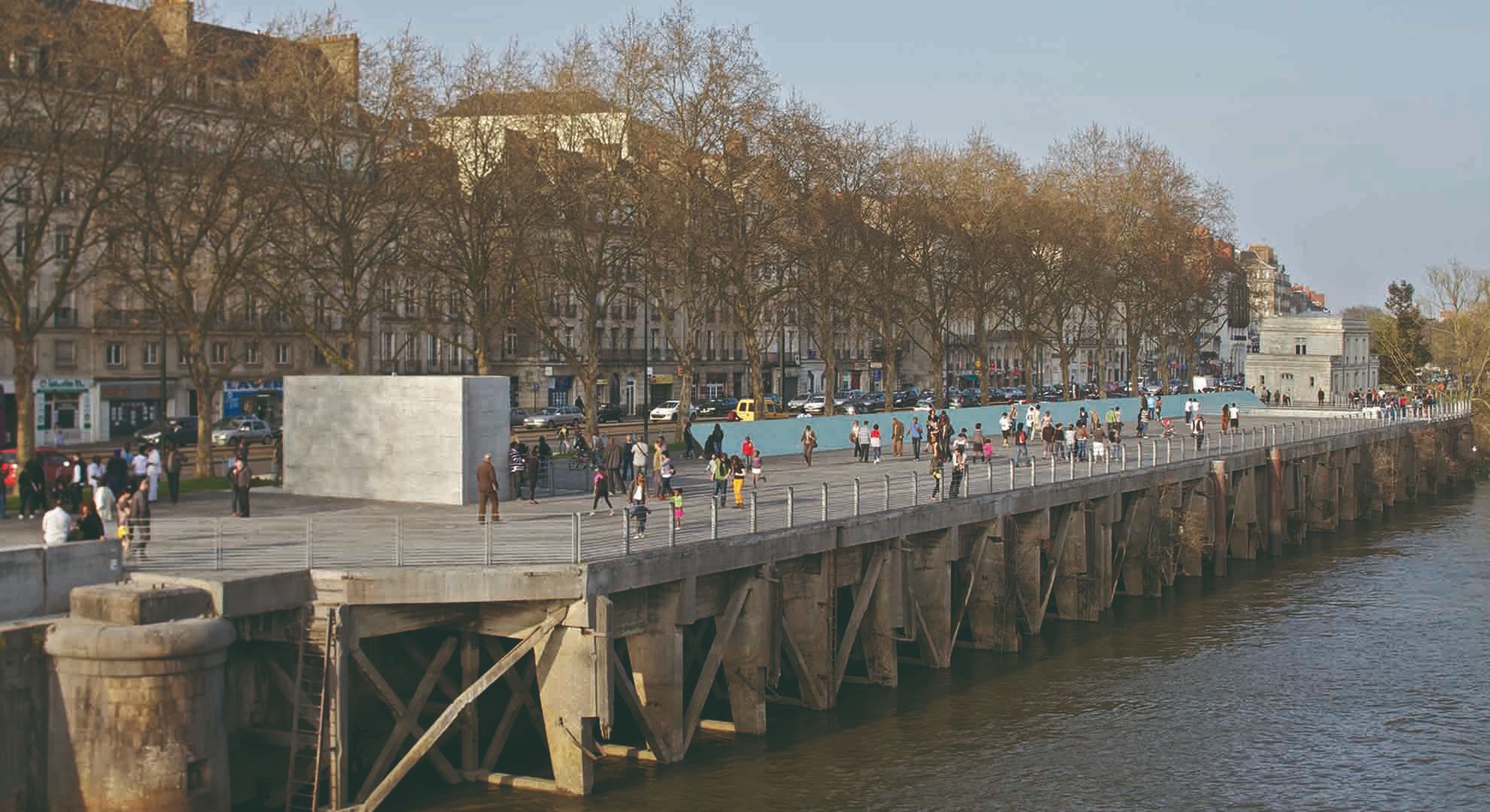 A public space dedicated to memory by the river Loire.