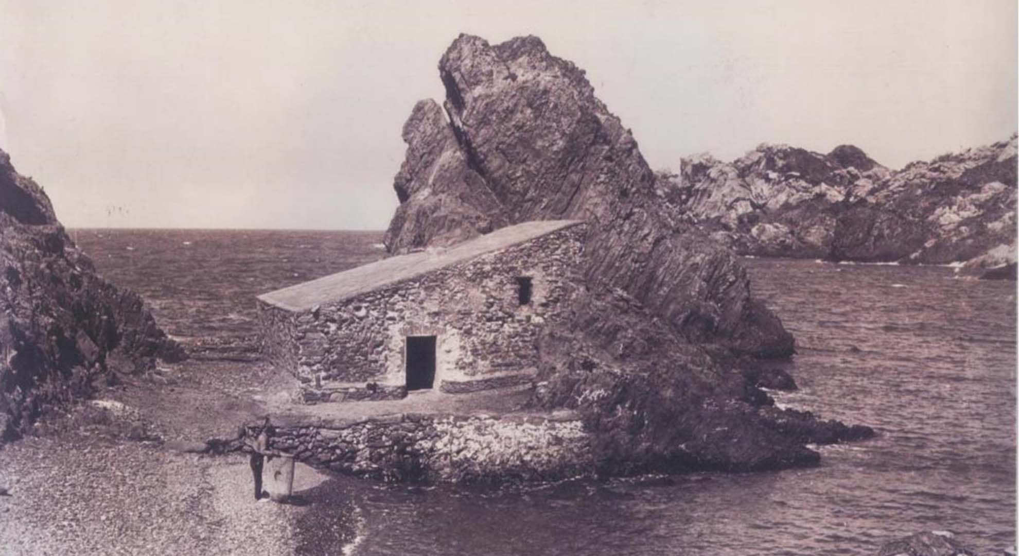 Inhabiting a hut by the sea in Cap de Creus.