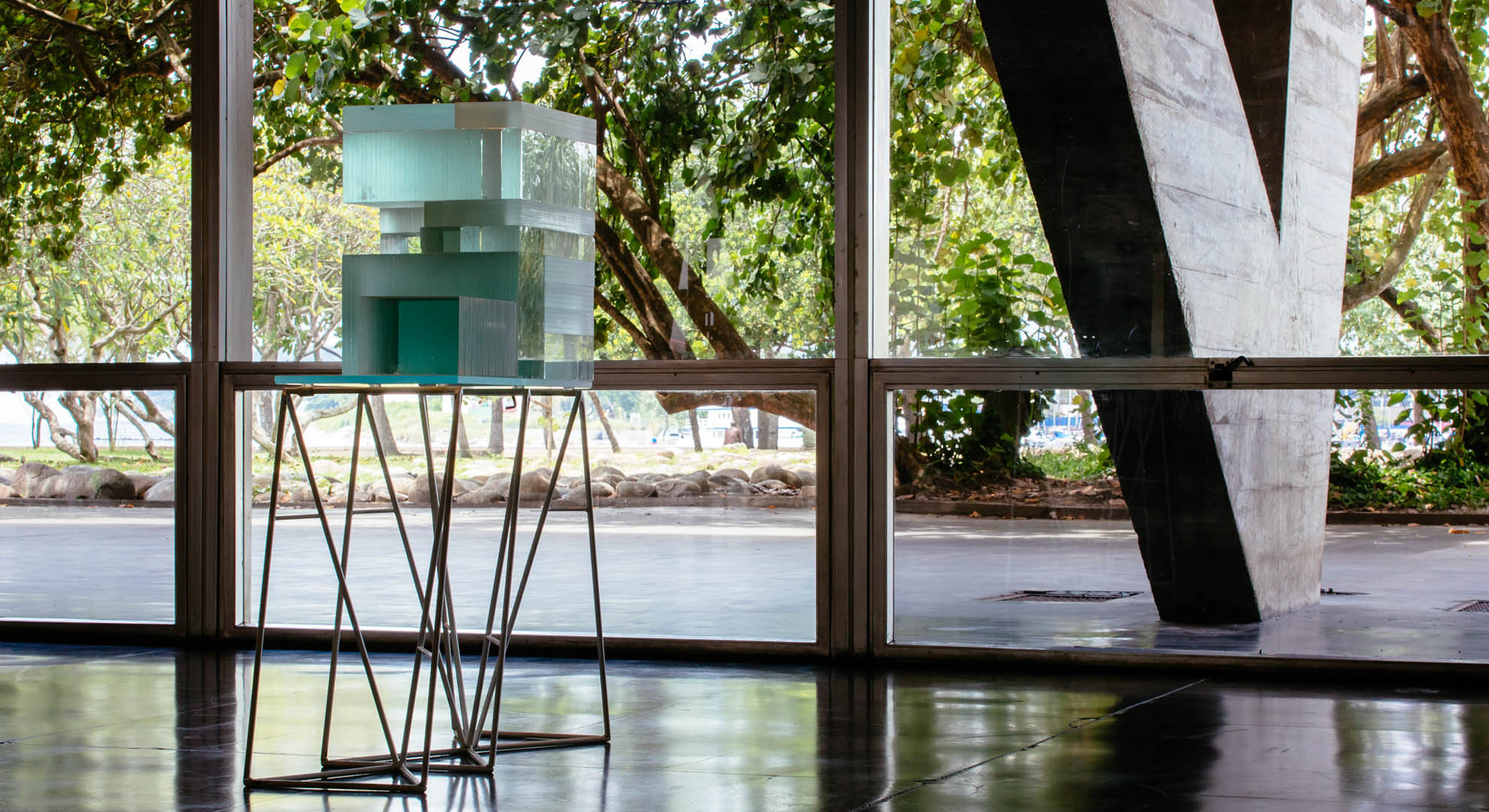 A study of the horizon behind a colonnade, in an exhibition in Rio de Janeiro.