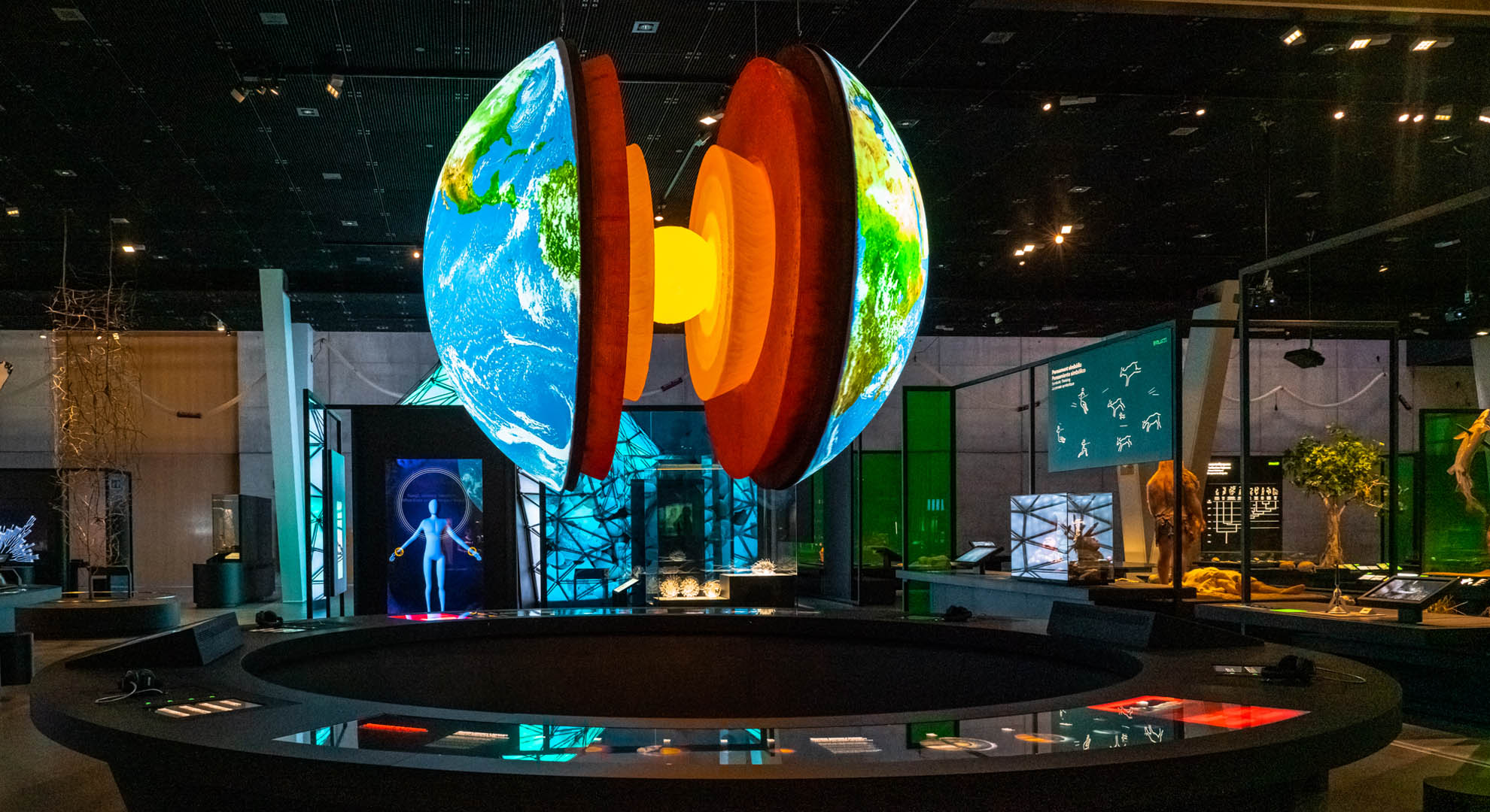 La «Bola del mundo» es el nuevo icono del museo de ciencia CosmoCaixa.