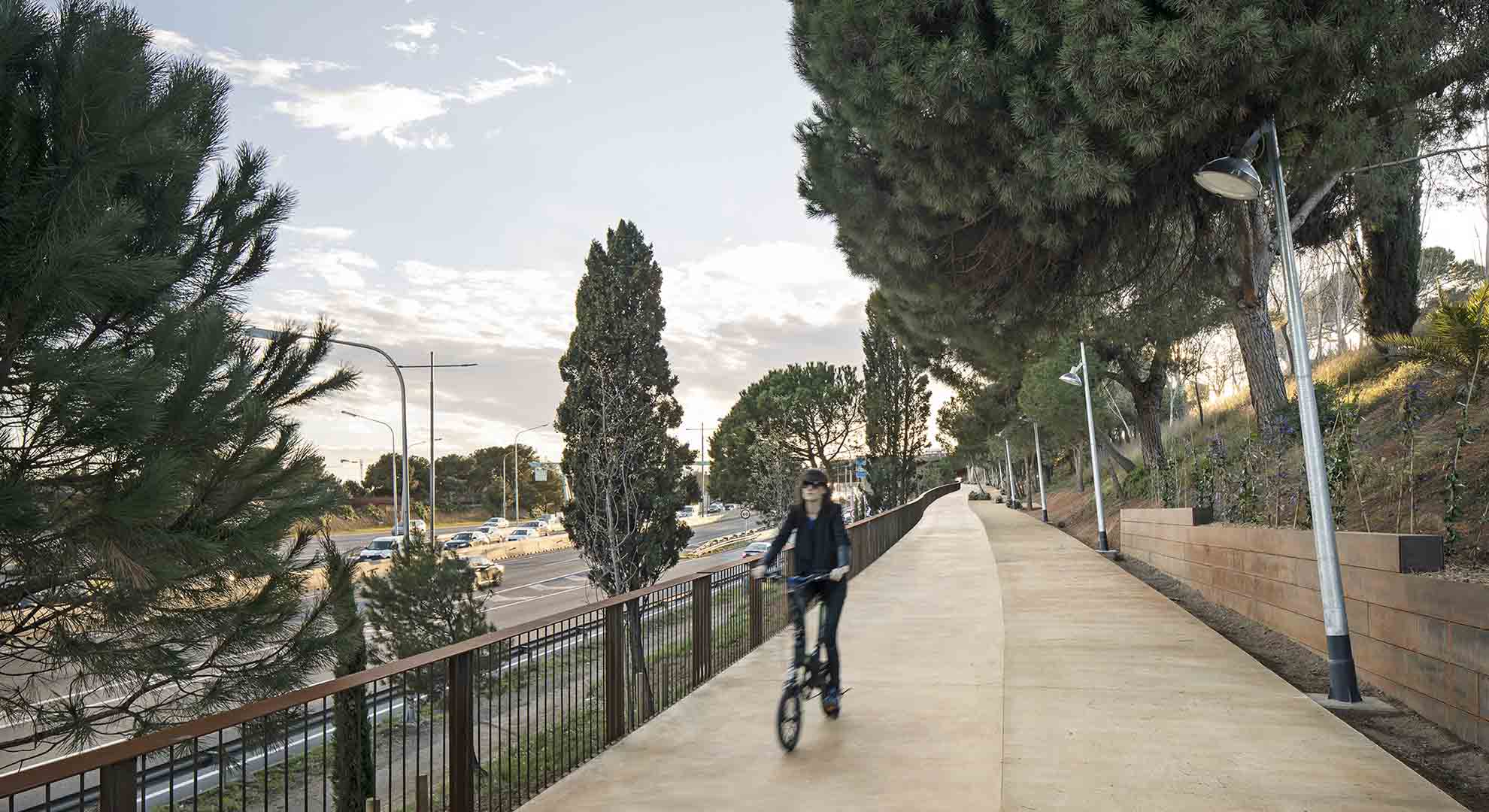 El carril de bicicletas Bicivia 7 de Barcelona es un proyecto de Batlle & Roig Arquitectes