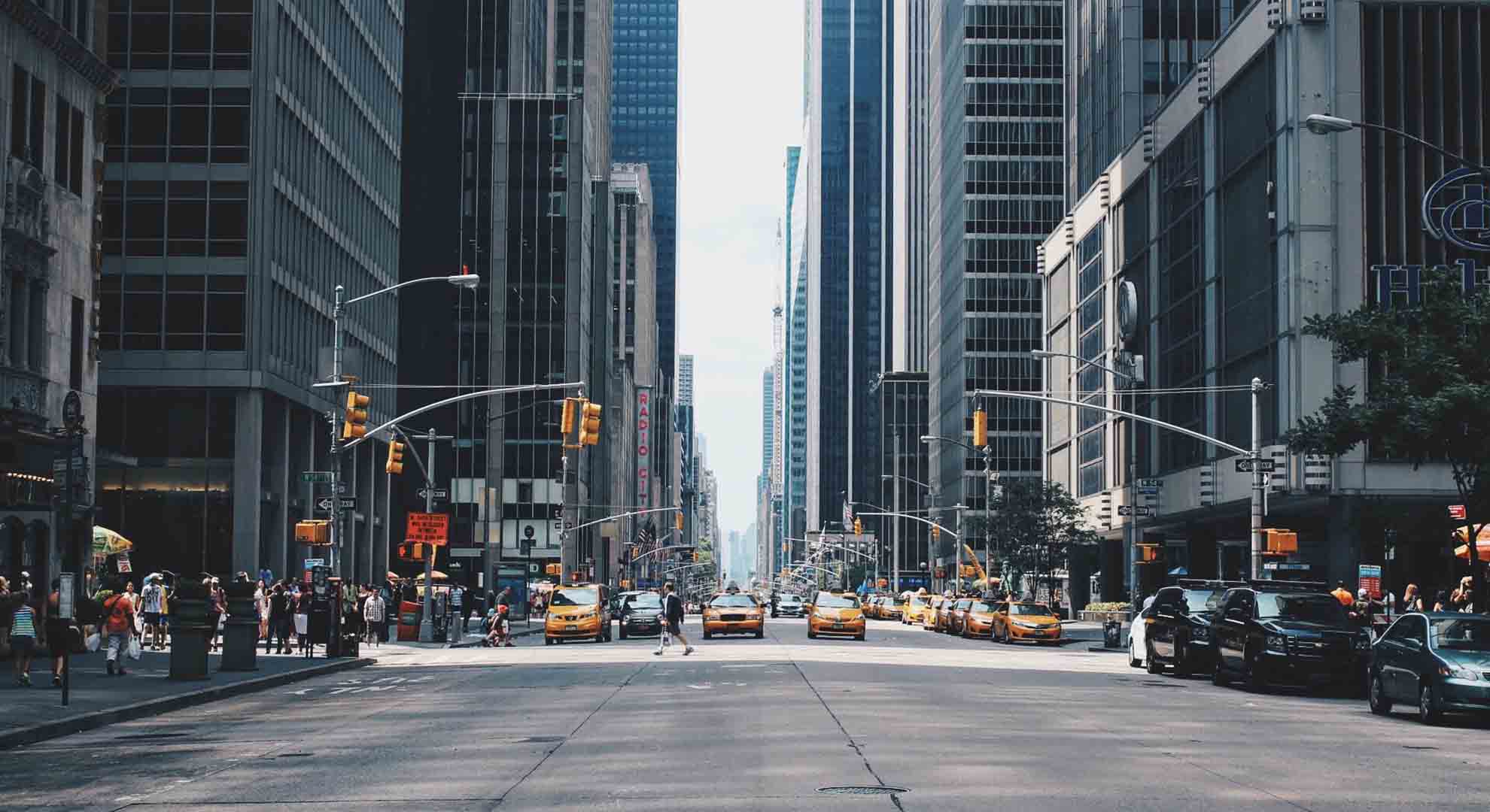 En la ciudad de Nueva York el tráfico tiene prioridad sobre los peatones. Imagen de Andrea Cau