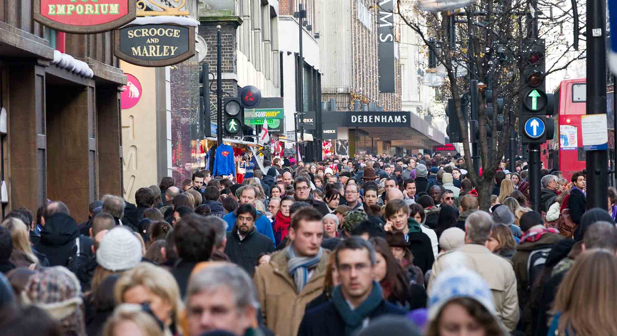 Gente caminando por Oxford Street, en Londres, una de las calles más comerciales de Europa. Alamy stock photo