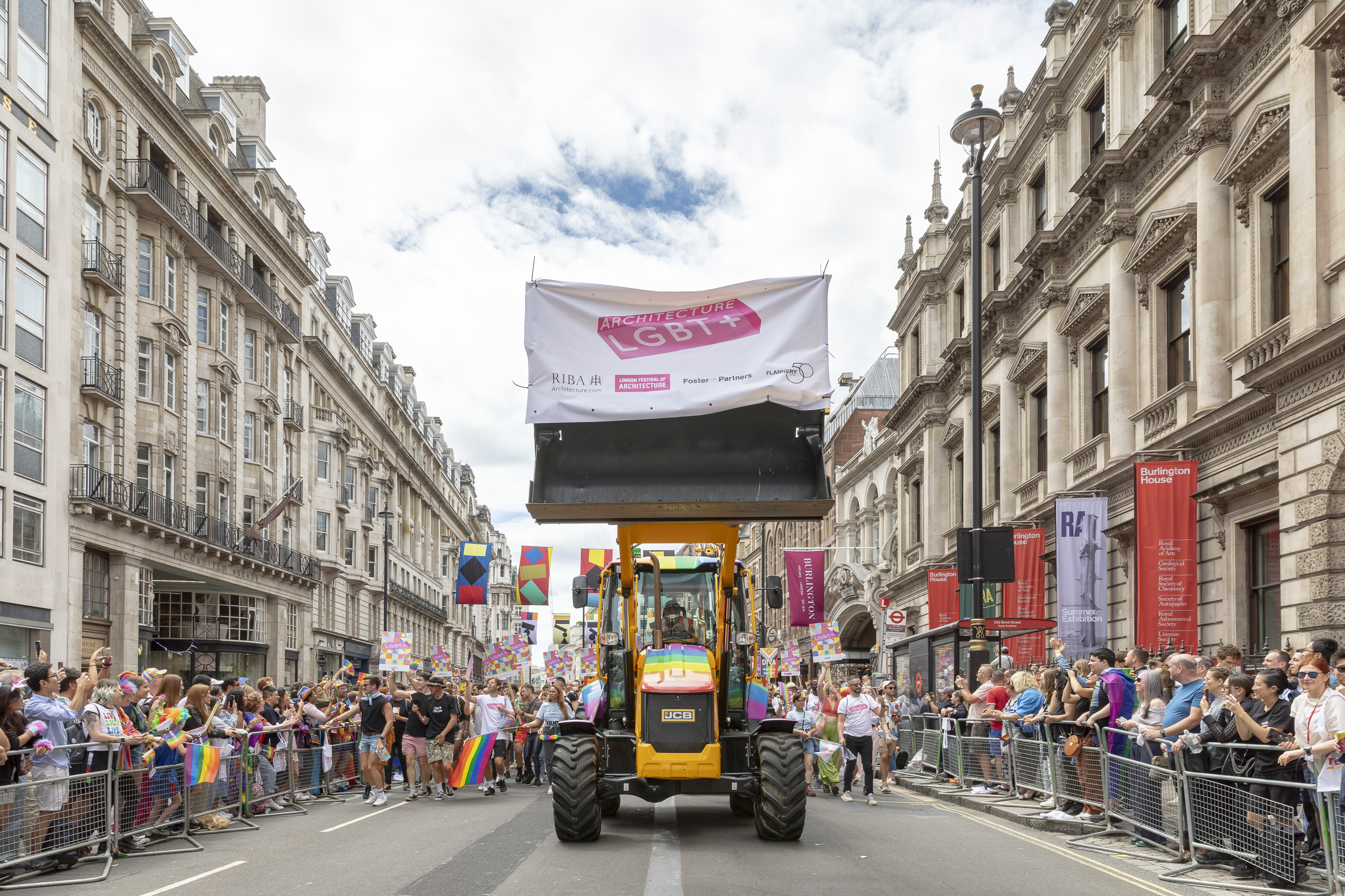 Desfile tras la excavadora arcoíris de Architecture LGBT+, desfile del Orgullo de Londres