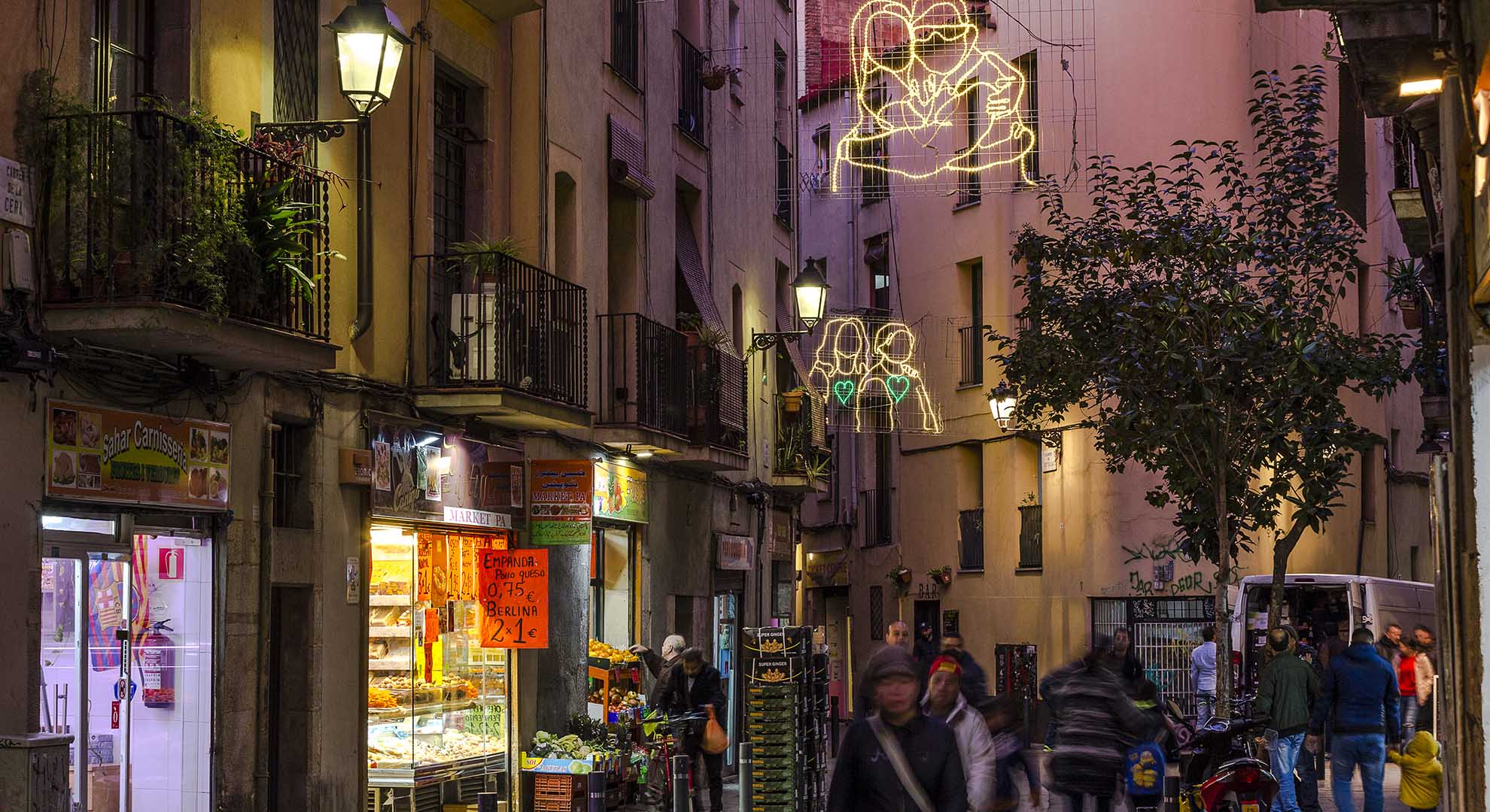 Neighbours of the Raval and their participation in the neighbourhood's Christmas lighting.