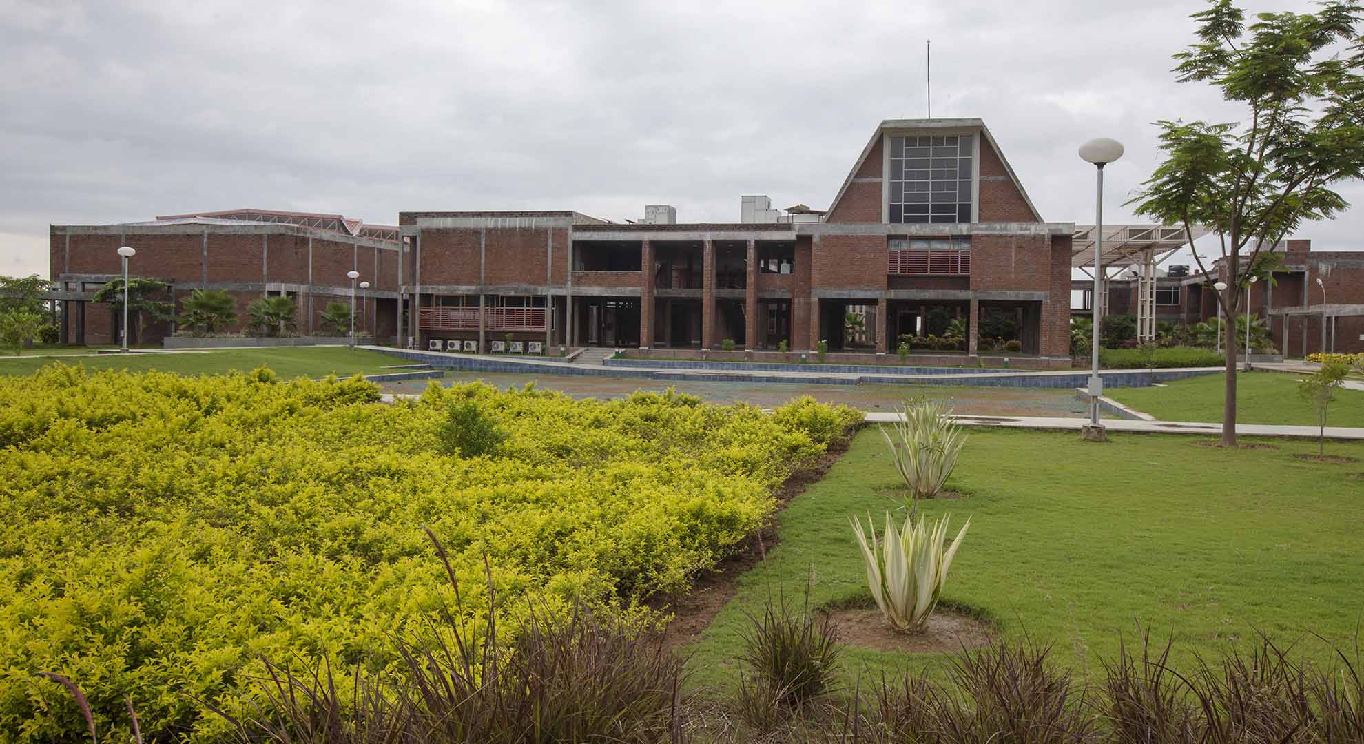 Natural materials are present in the initial works of Gosh & Associates.