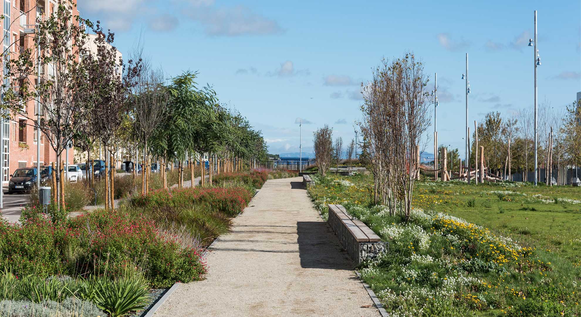 Una apuesta por el medio ambiente: vegetación integrada en las vías del tren.