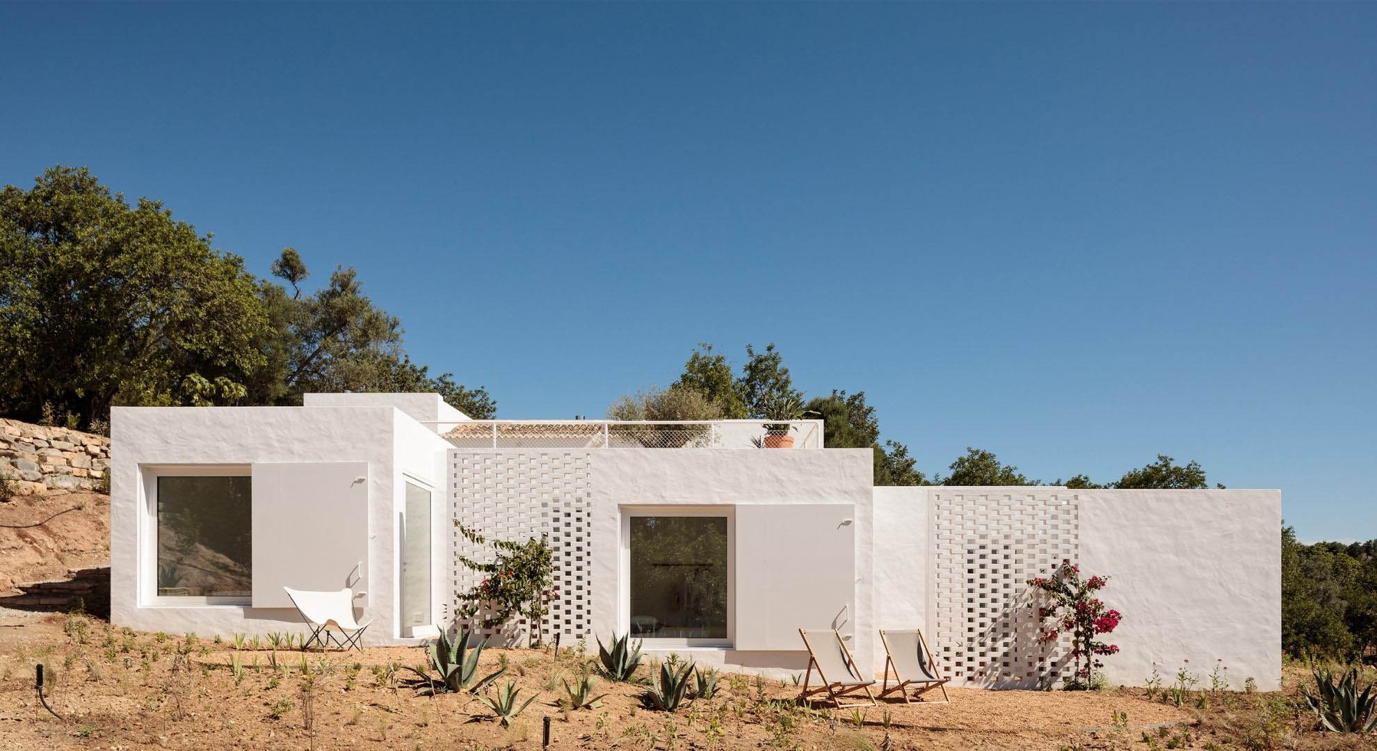 Casa Um is a reuse project by Atelier Rua.