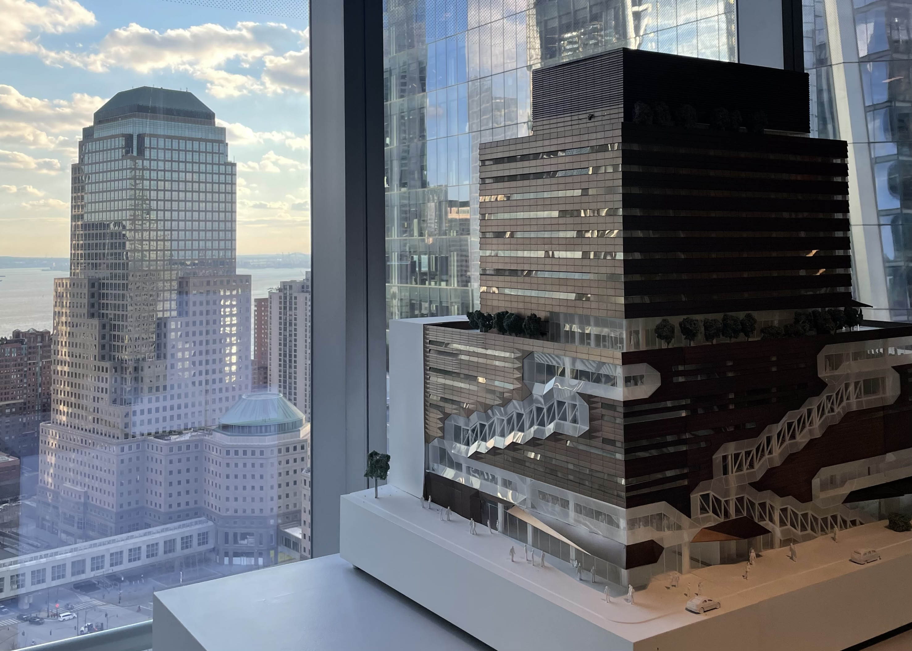 Maqueta detallada de diseño arquitectónico moderno frente al World Financial Center en Nueva York.
