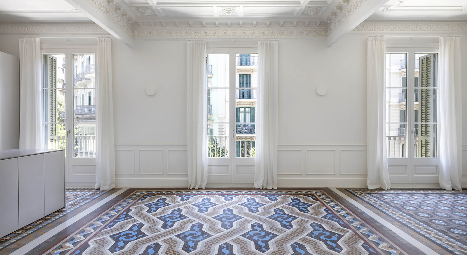 Torre octogonal restaurada con materiales tradicionales, integrada en la muralla de piedra.