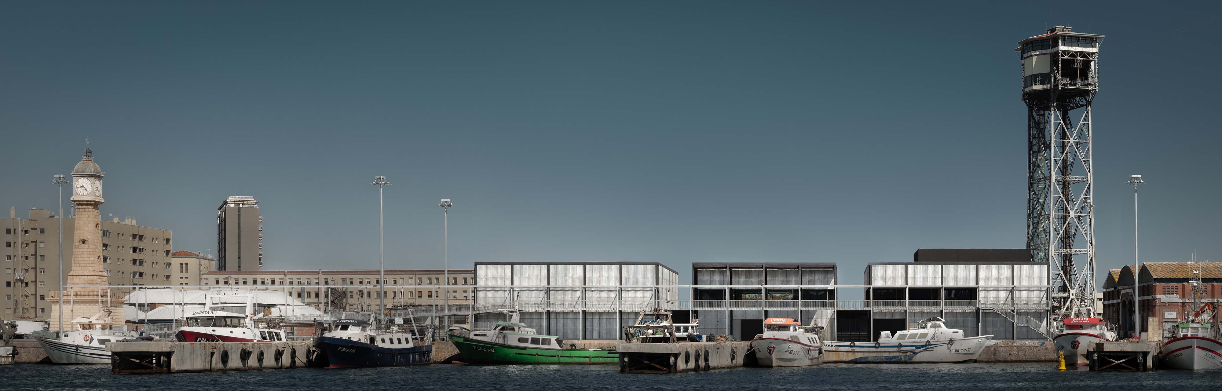 West facade of the Fish Market framed by the Clock Tower and cable car, a model of resilient architecture integrated into the urban port landscape.