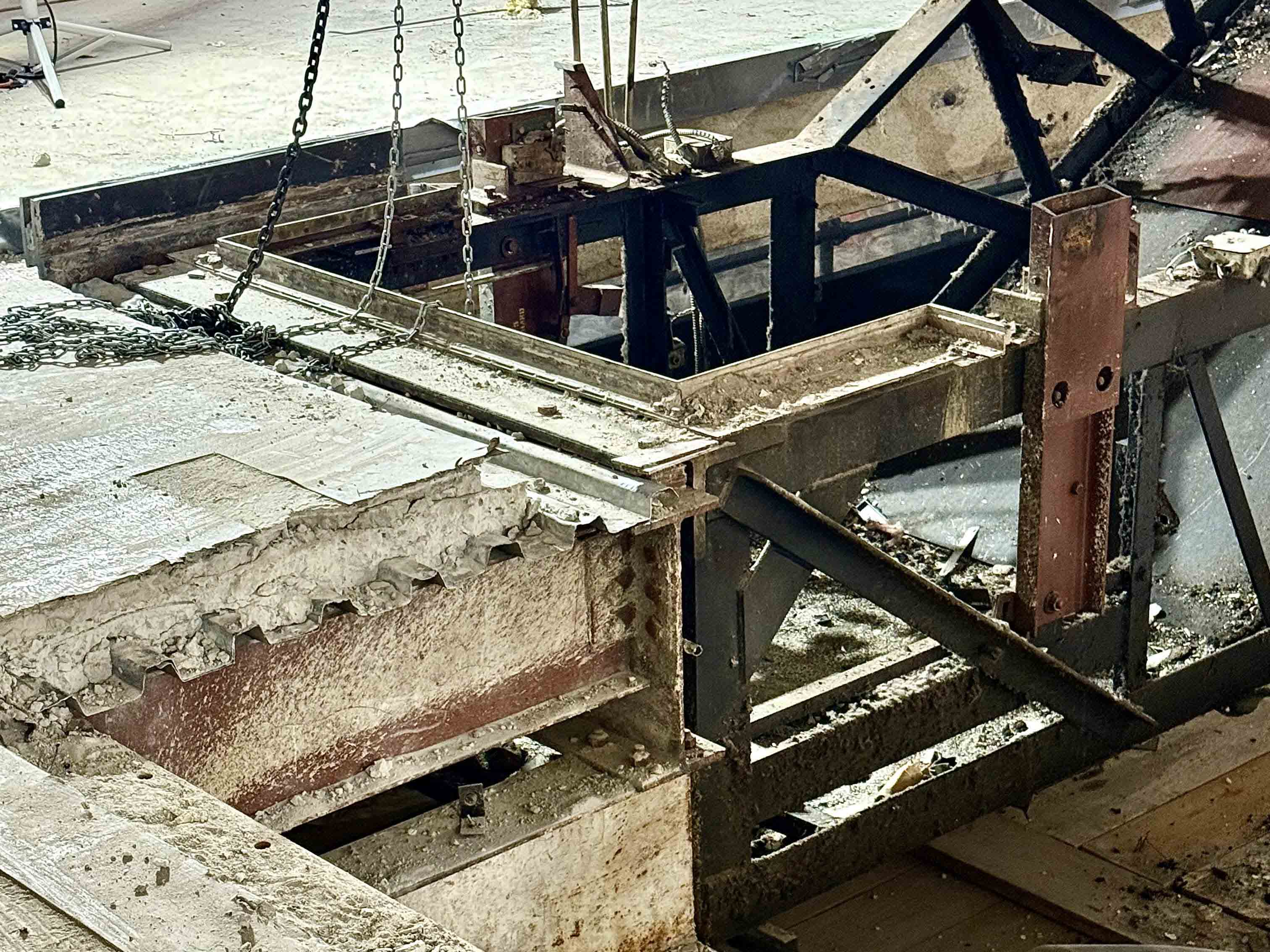Detalle constructivo de estructura metálica y hormigón en proceso de diseño arquitectónico y refuerzo estructural.