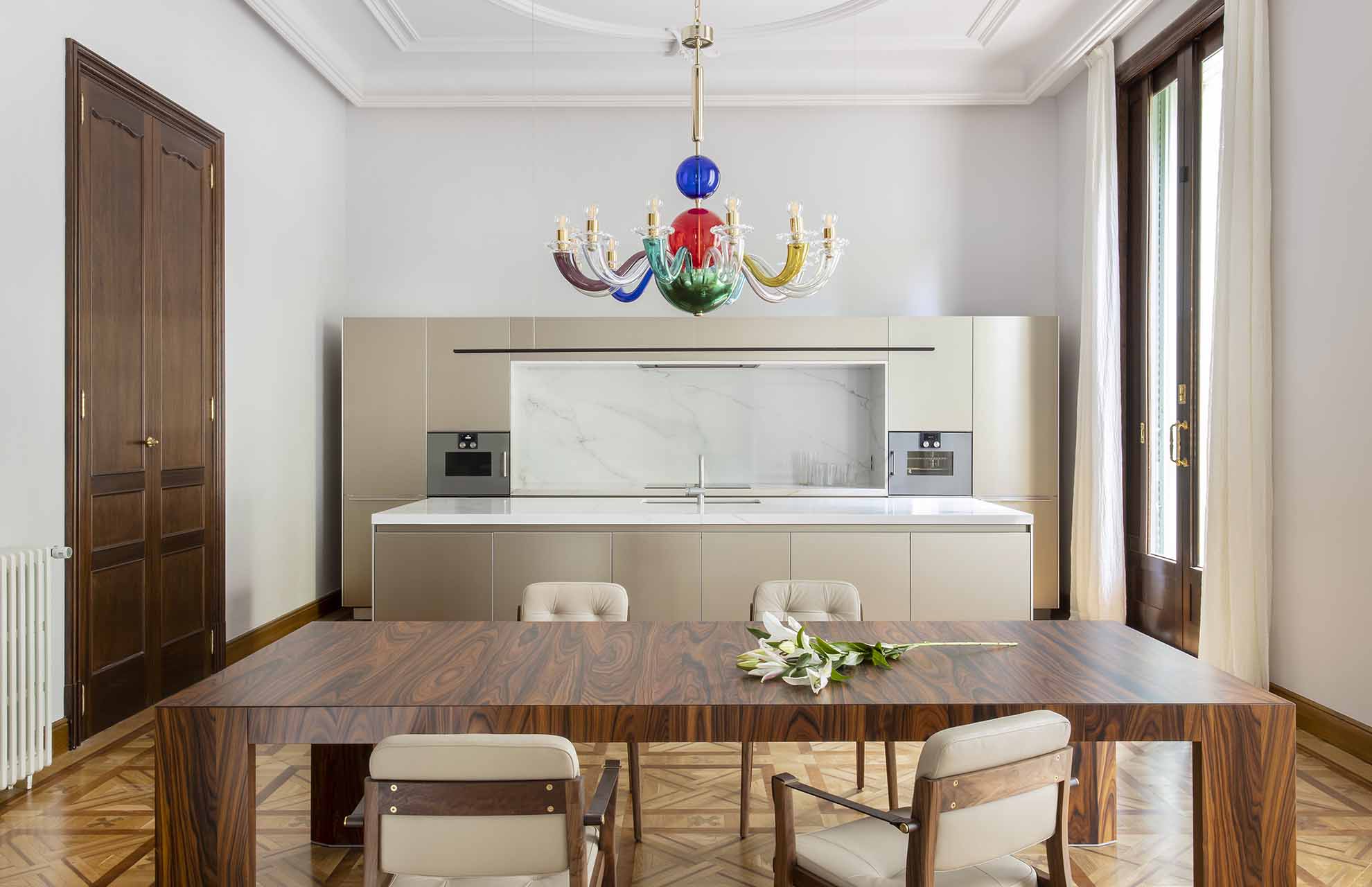 Salón de la Casa Burés rehabilitado, que combina elementos modernos con techos ornamentados y suelos de mosaico elaborados con materiales tradicionales.