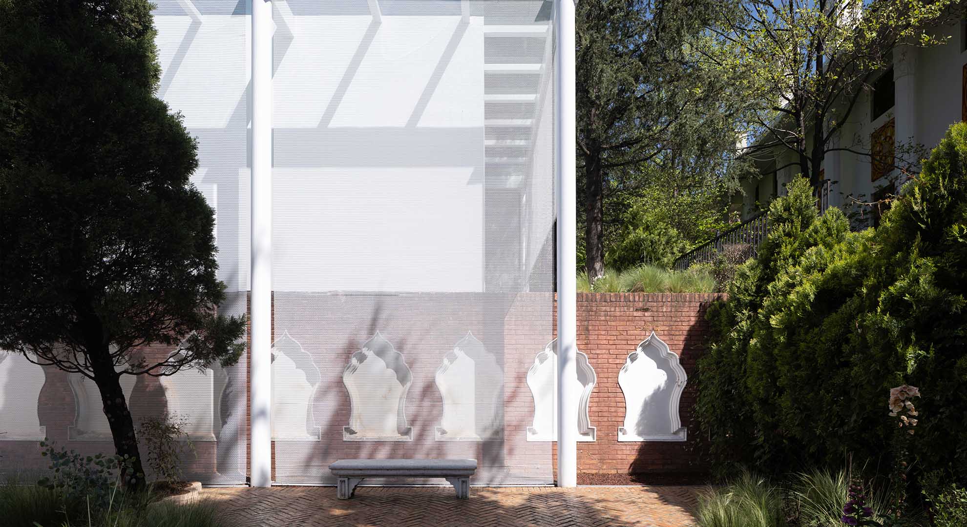 The integration of art and botany is also part of the exhibition's reflections.