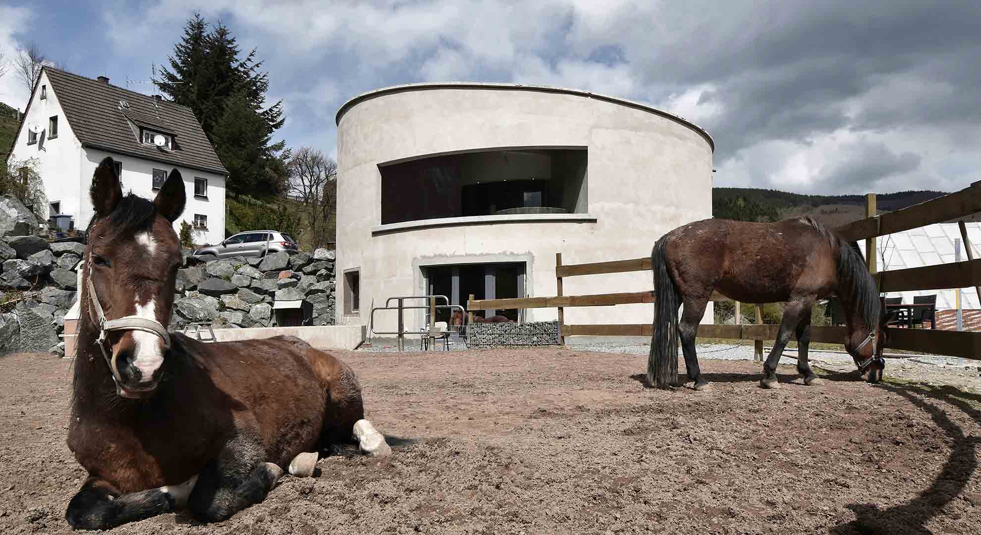 Vivienda circular de diseño sostenible en un entorno rural, que refleja la integración de arquitectura y sostenibilidad con la naturaleza.