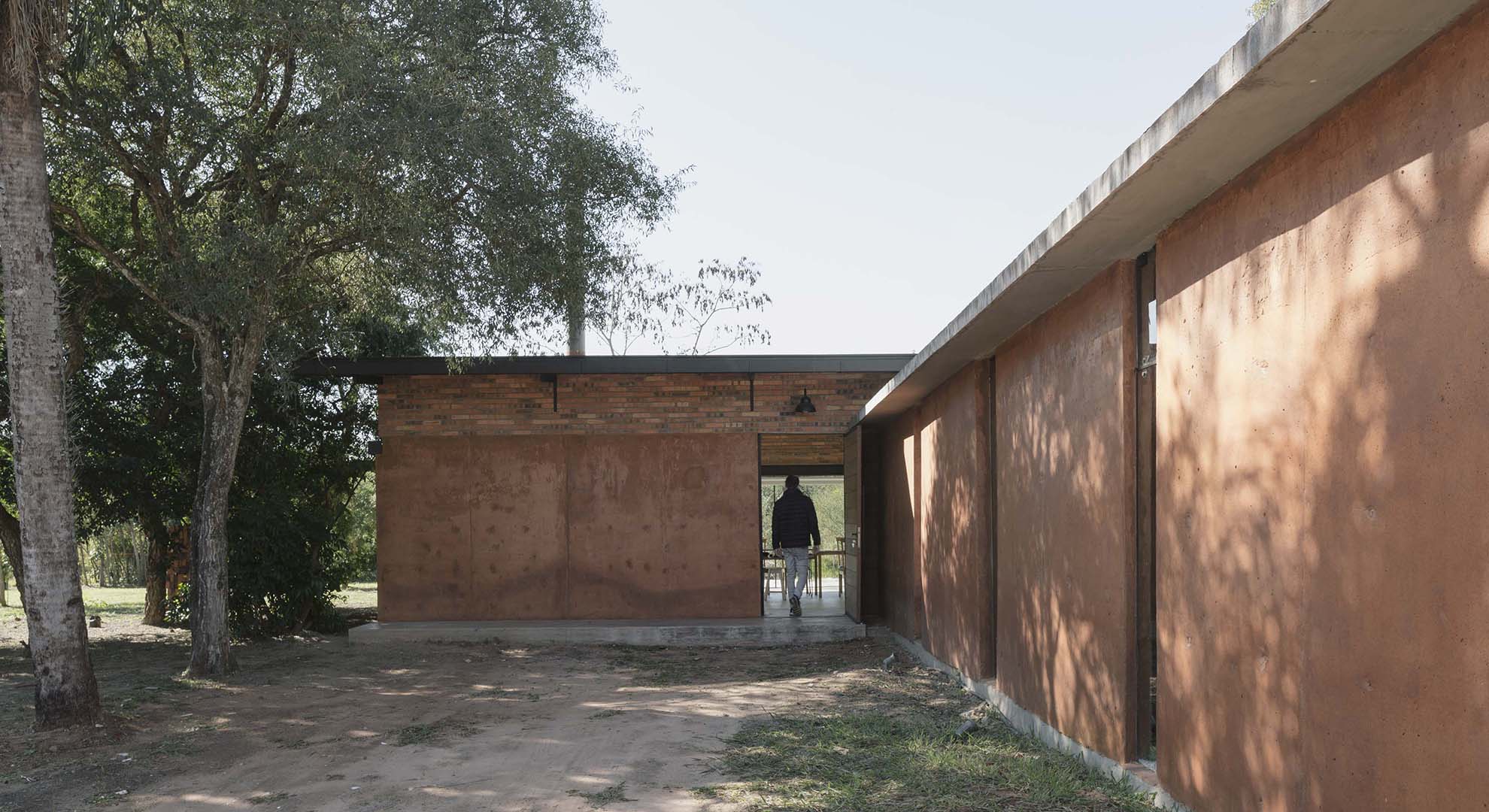 Vivienda Luce y Pablo en Paraguay, construida con técnicas de reutilización de tierra y materiales locales para optimizar los procesos constructivos.