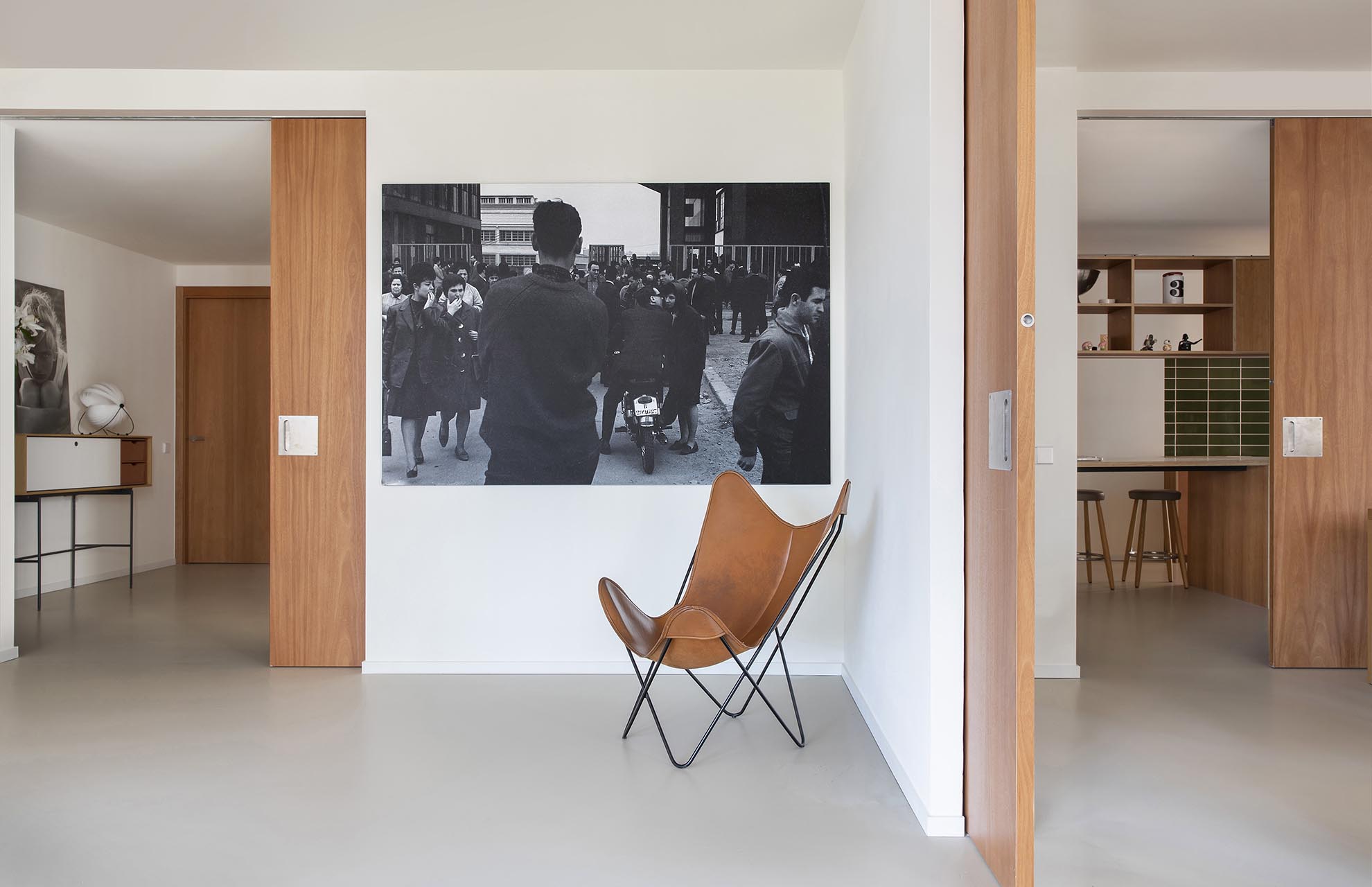 Habitación y pasillo rehabilitados con muros de piedra y bóvedas originales, respetando la estructura y los materiales tradicionales del edificio.