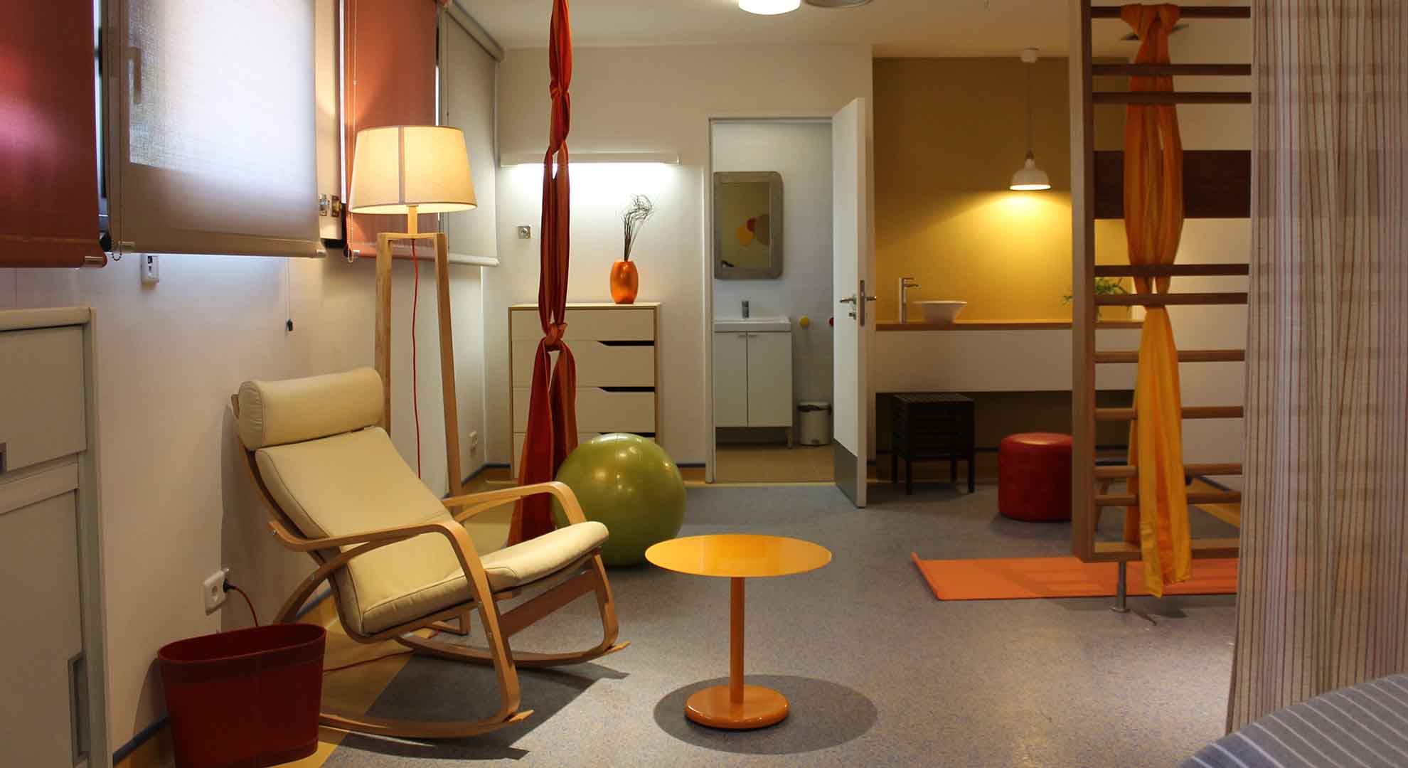 Habitación de parto integral (UTPR) en el Hospital Universitario de Getafe en Madrid, España, diseñado por Parra-Müller Arquitectura de Maternidades. Photo © Parra-Müller Arquitectura de Maternidades