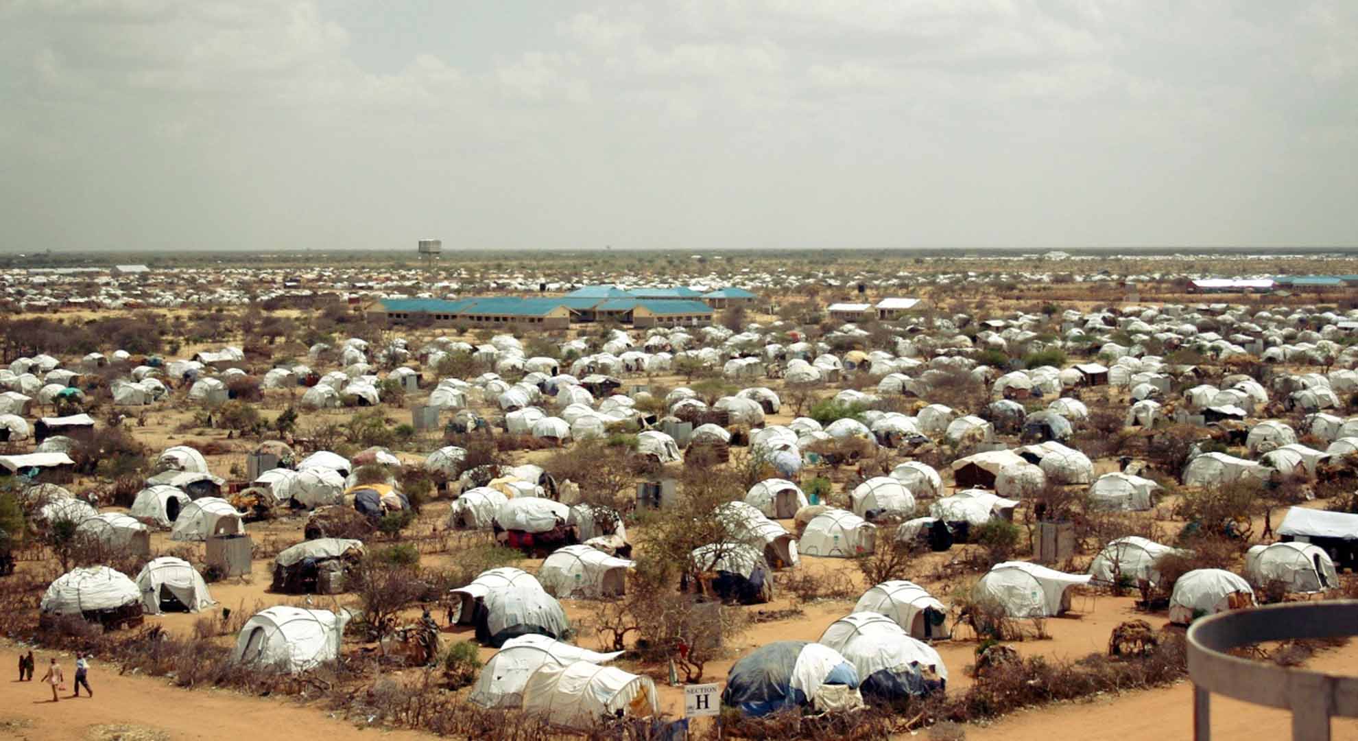 Según lo estudios realizados, aproximadamente dos mil millones de personas podrían convertirse en refugiados para el año 2100 a medida que el aumento del nivel del mar amenace a las comunidades y ciudades costeras. Foto vía Environmental Justice Foundation.