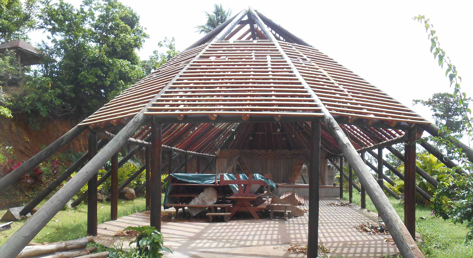 Las estructuras tradicionales como este karbet en Barana Auté son esenciales para la nueva construcción resiliente del Territorio Kalinago. Foto © Illya Azaroff