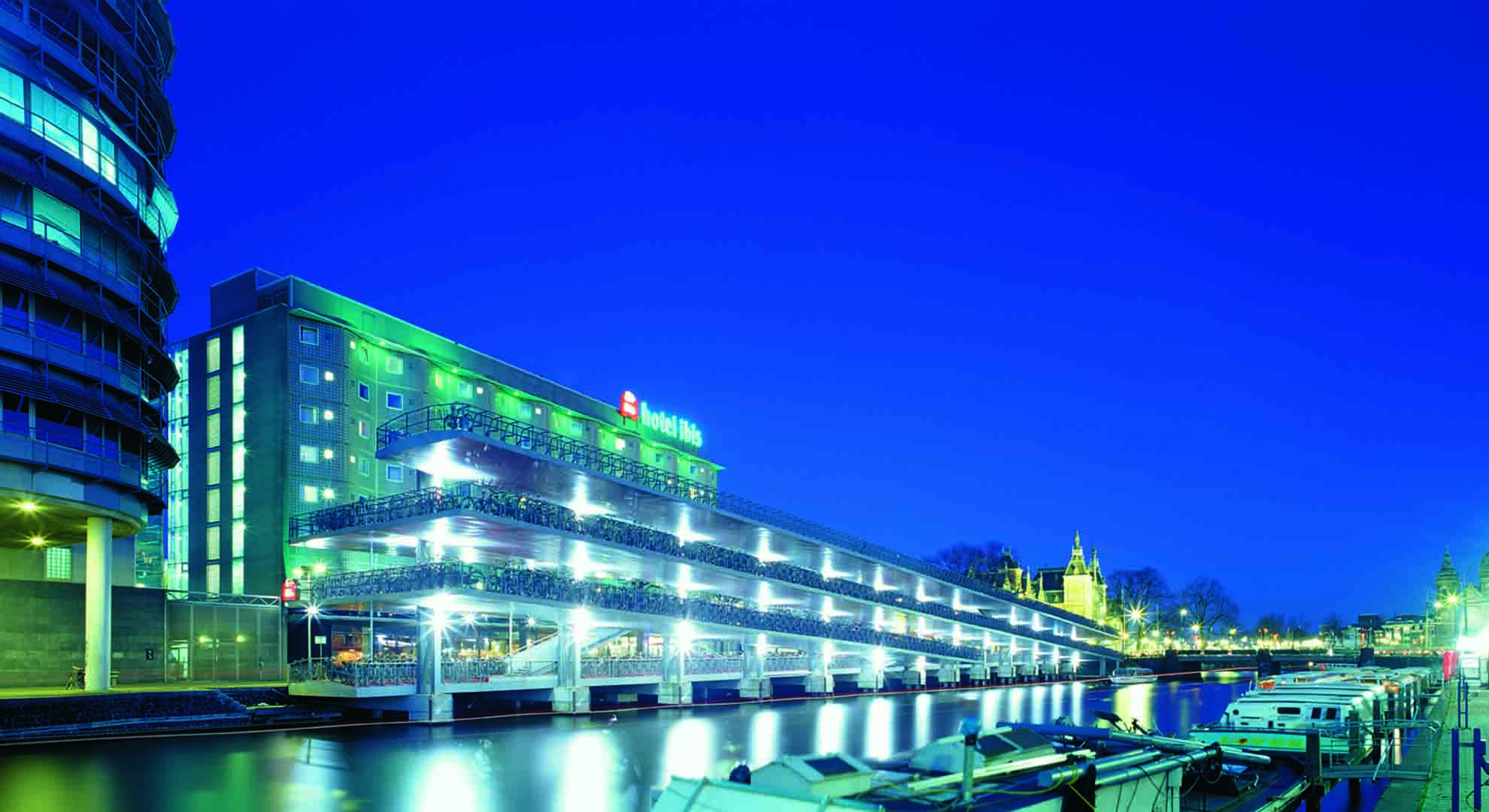 Equipamiento para guardar bicicletas de VMX Architects en Ámsterdam