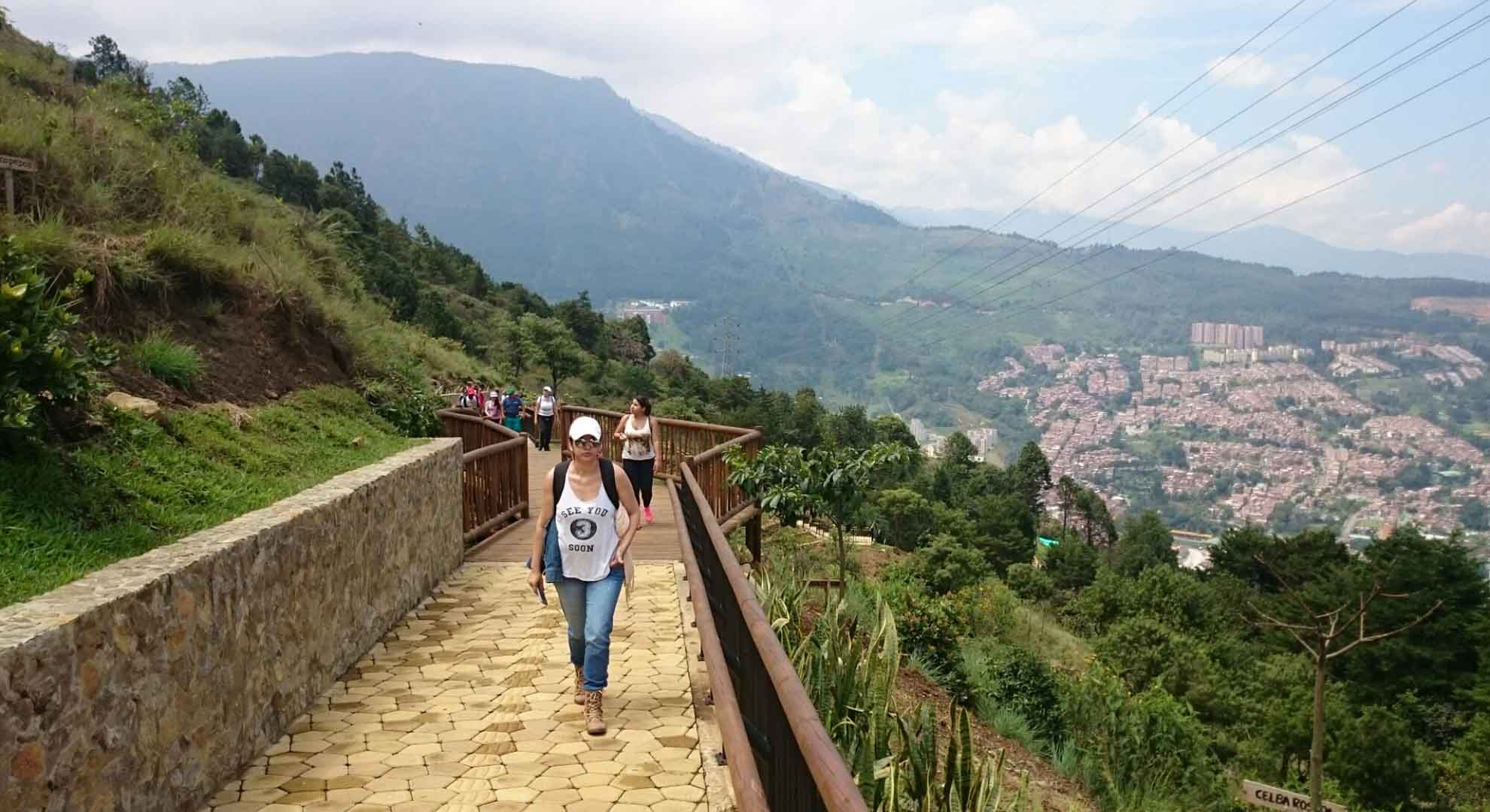 Vista del Cinturón Verde en Medellín. Foto vía cinturonverde.files.wordpress.com