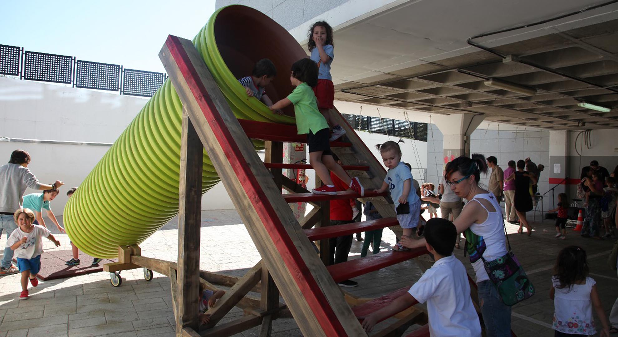 Autocole Ideo project. A giant pipe becomes a fun slide at the Ideo School, Madrid. Image © Creative Commons 4.0 unported, BY-NC-SA