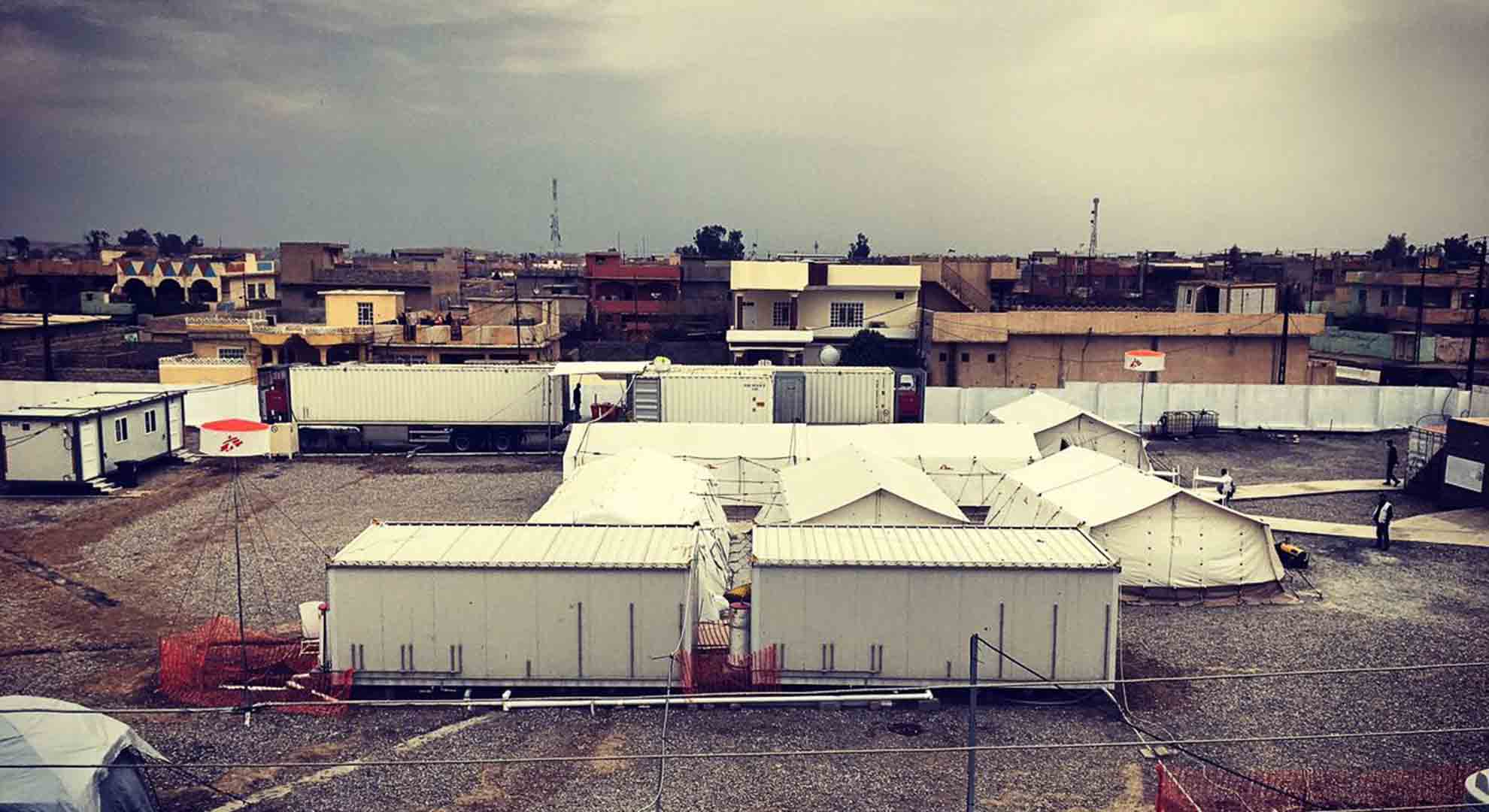 MSF Field Trauma Clinic, South of Mosul, Iraq. The complex includes an emergency room, operating theatre, intensive care unit and in-patient department. The facility was opened on the 16th February in a village south of Mosul. For more than one month it was the closest surgical facility to West Mosul. Foto © MSF